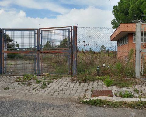 La sede in disuso dell'ex As Campoboario, la società calcistica del quartiere di Latina un tempo appartenuta a Costantino Cha Cha Di Silvio e Gianluca Tuma