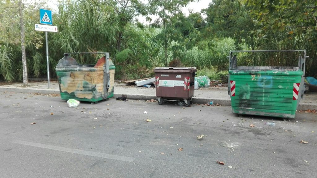 Cassonetti nel degrado a Latina