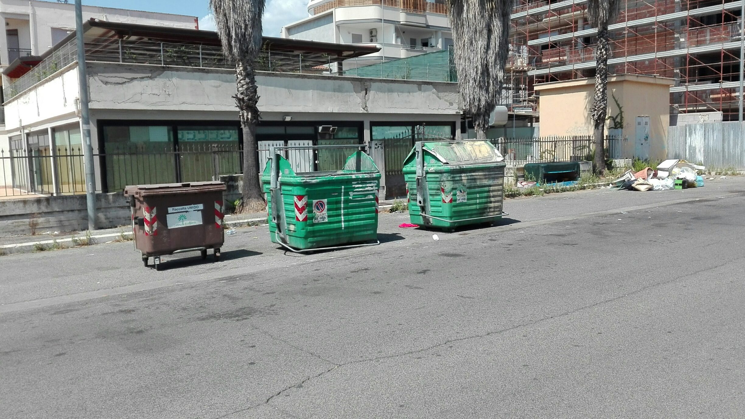 Cassonetti nel degrado a Latina