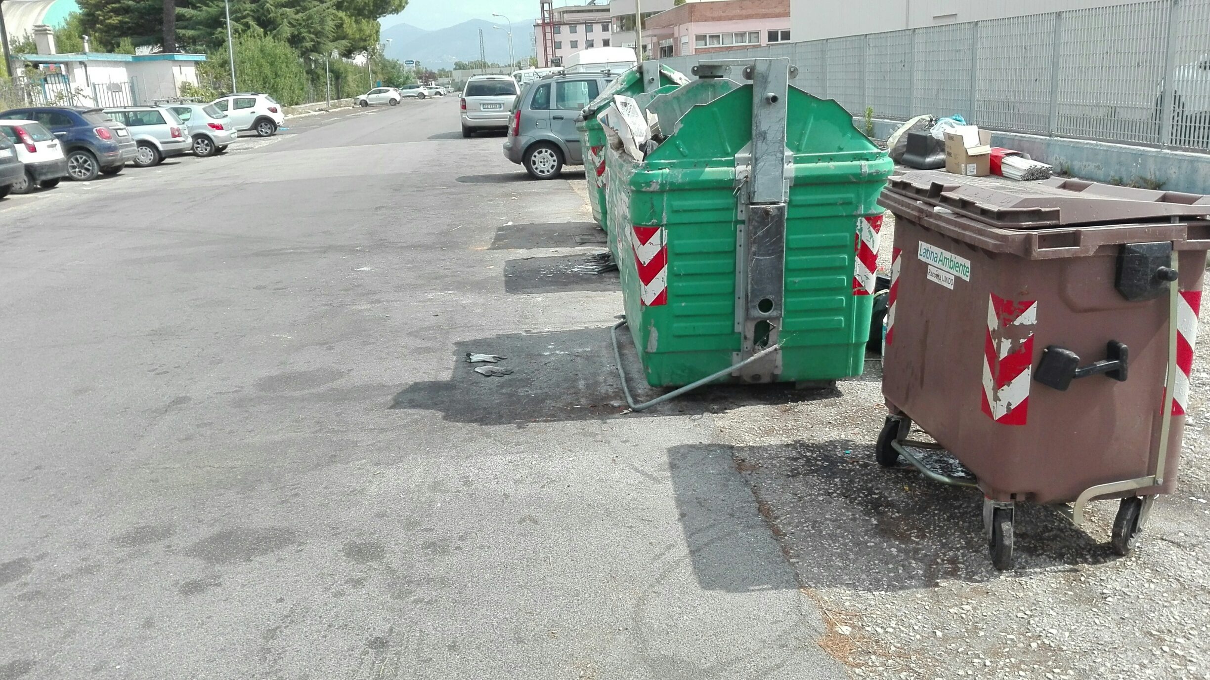 Cassonetti nel degrado a Latina