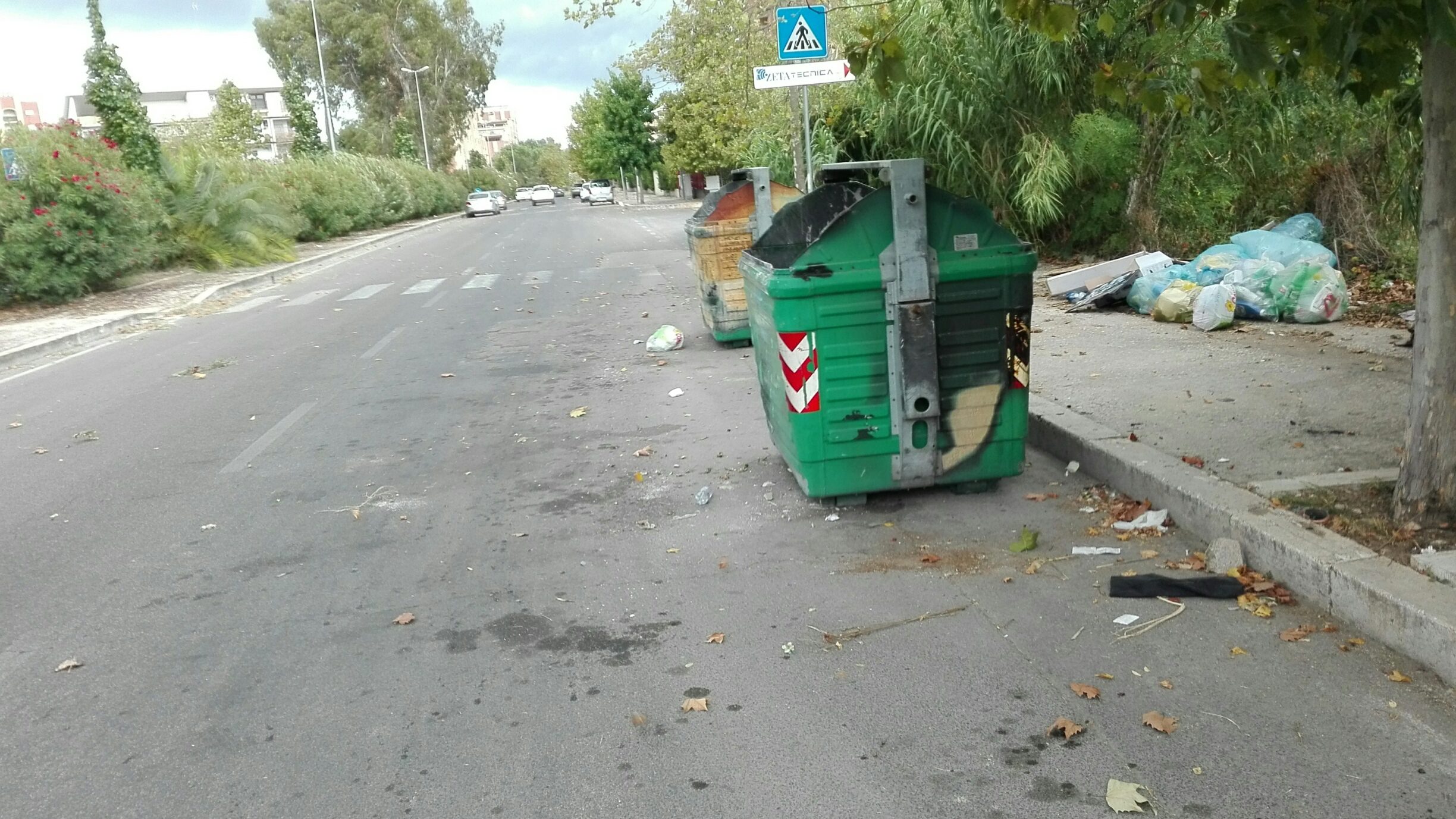 Cassonetti nel degrado a Latina