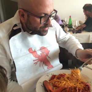 Agostino Riccardo mentre mangia