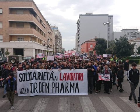 corden pharma giovani protestano