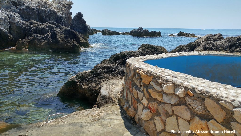 piscina in muratura sulla scogliera