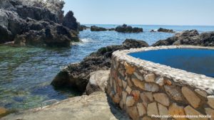 piscina in muratura sulla scogliera
