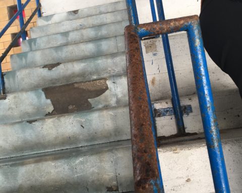 Piscina comunale di Latina: corrimano e gradini accesso gradinate