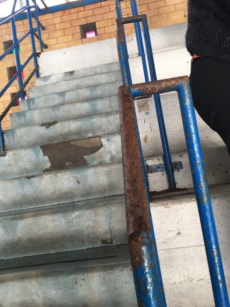 Piscina comunale di Latina: corrimano e gradini accesso gradinate