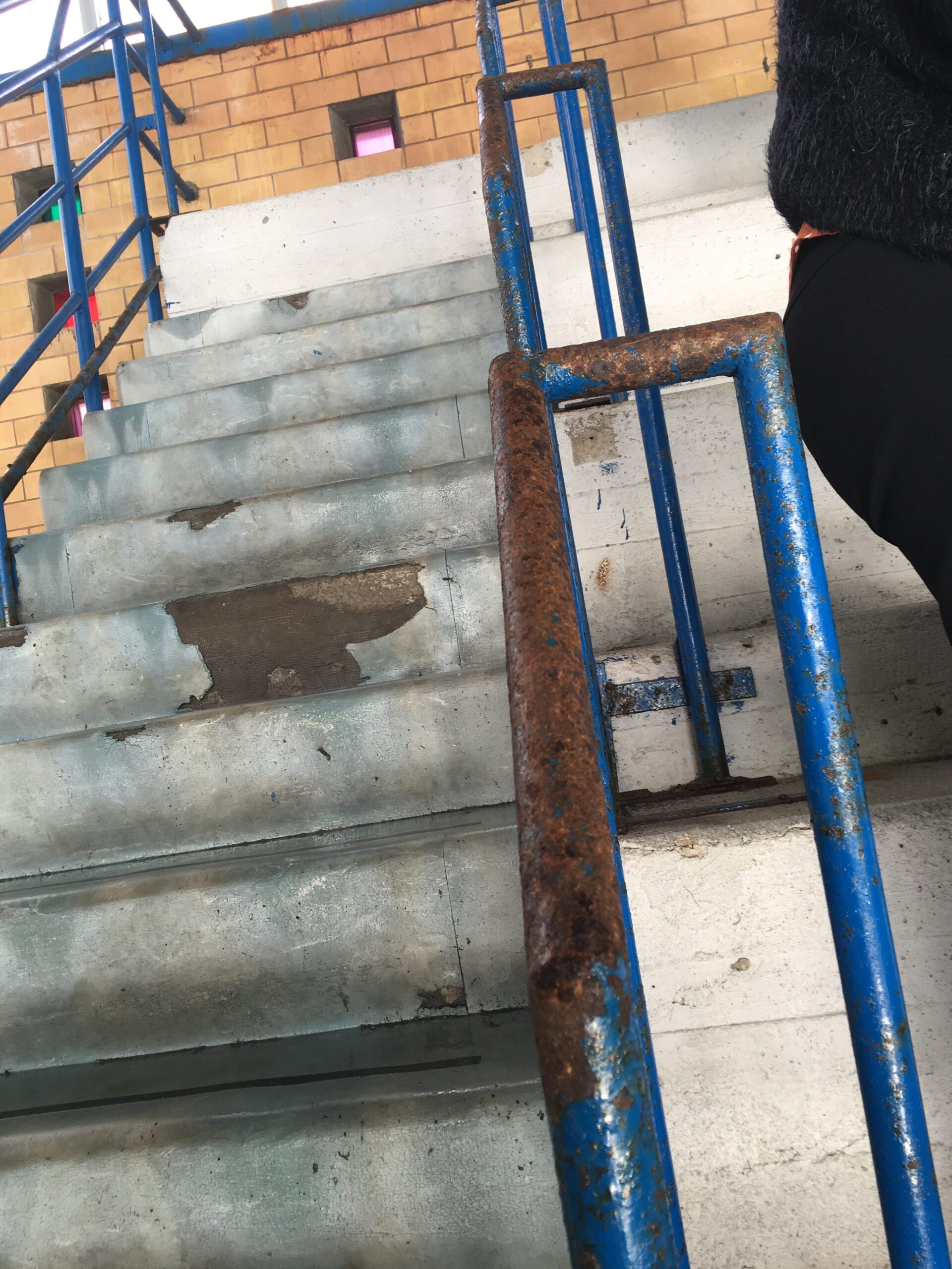 Piscina comunale di Latina: corrimano e gradini accesso gradinate