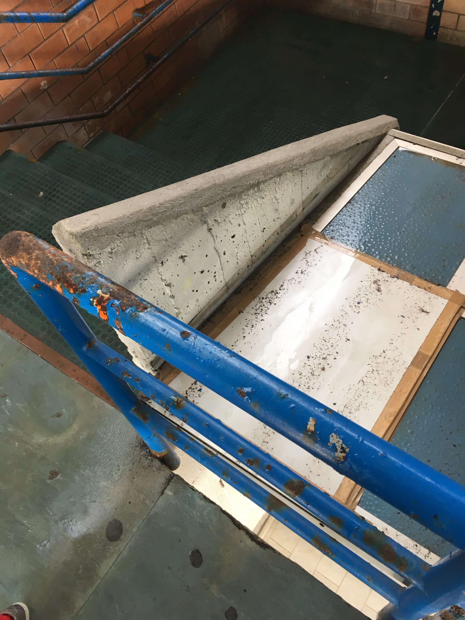 Piscina comunale di Latina: corrimano accesso gradinate piscina