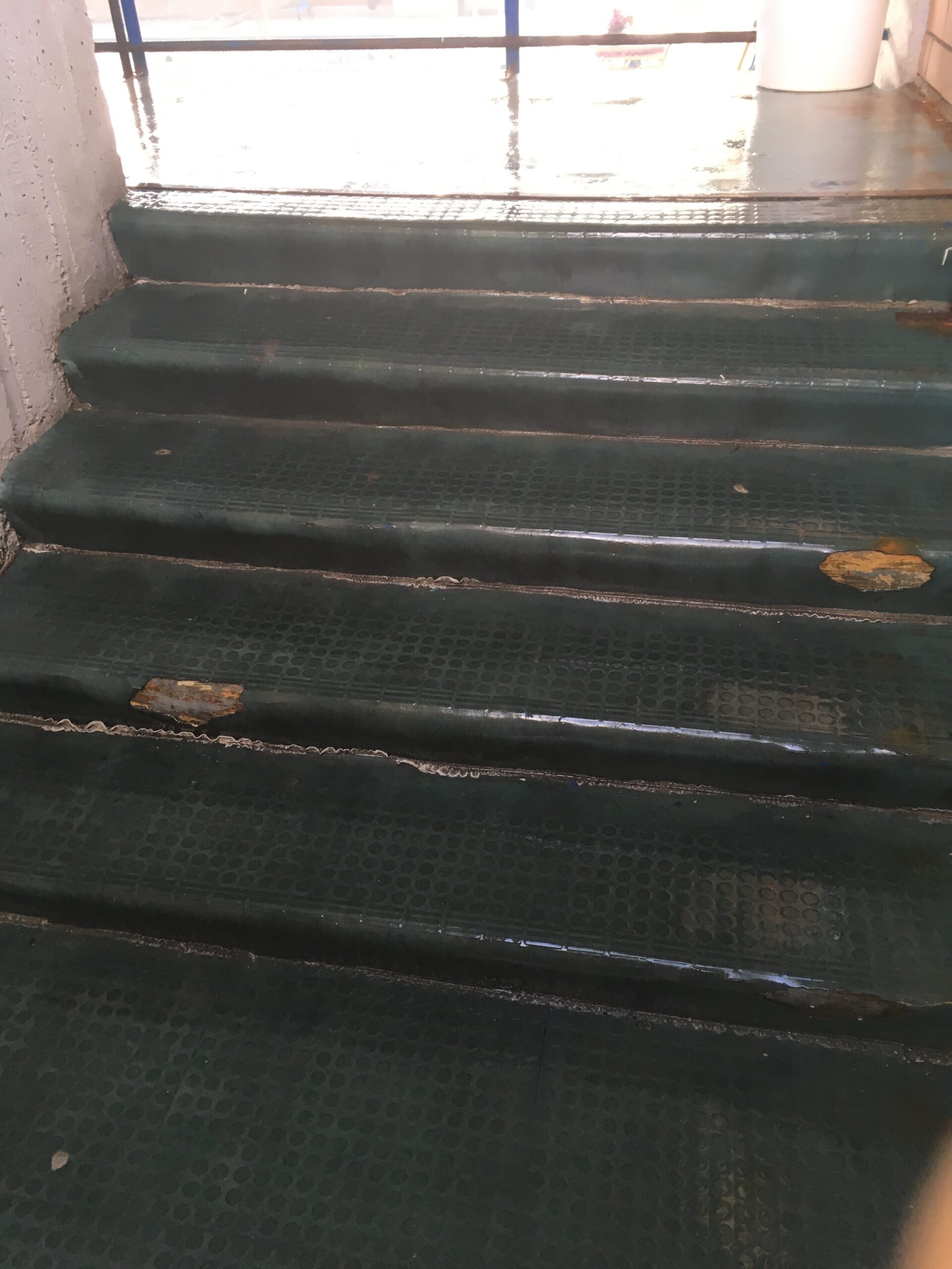 Piscina comunale di Latina: gradini d'accesso alle gradinate