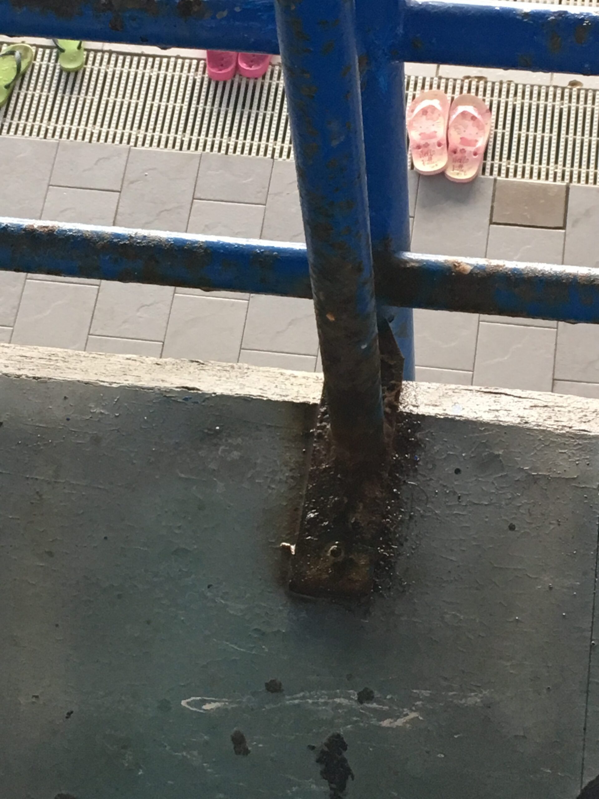 Piscina comunale di Latina: ancoraggi balaustra su piscina