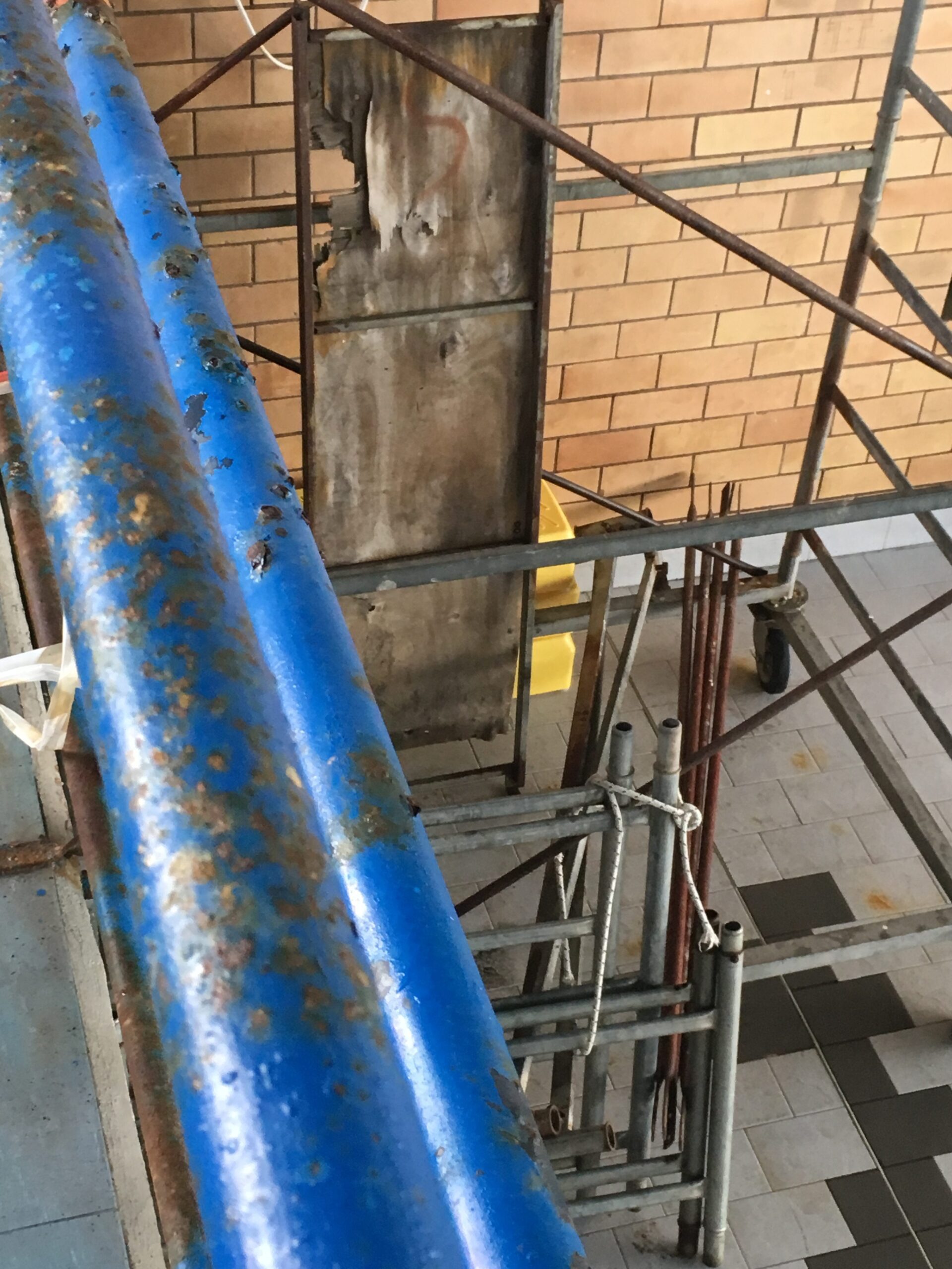 Piscina comunale di Latina: materiale edile senza protezione