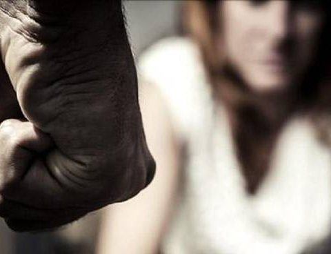 donna-pugni-violenza