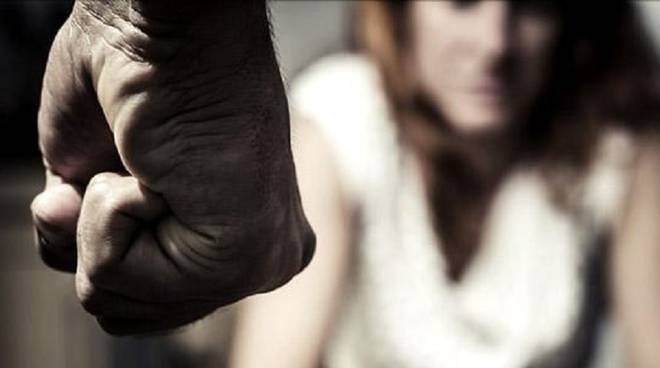 donna-pugni-violenza