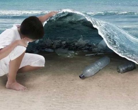 Bambino mare plastica
