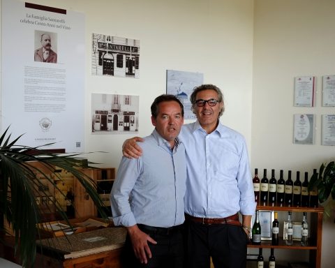 DA SINISTRA L'ENOLOGO PAOLO TIEFENTHALER ED ANTONIO SANTARELLI