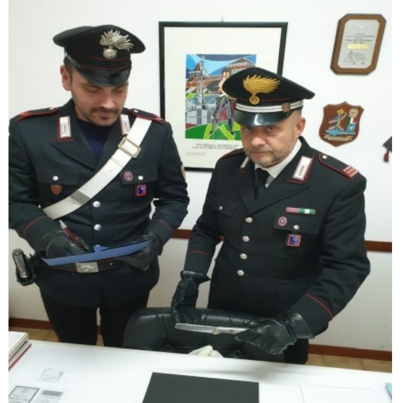 Carabinieri con l'arma del delitto