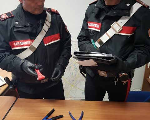 Carabinieri con gli attrezzi da scasso sequestrati
