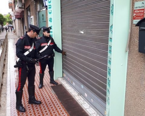 Carabinieri serranda rotta