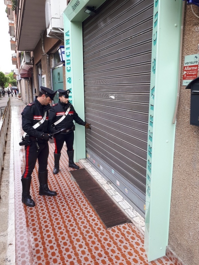 Carabinieri serranda rotta
