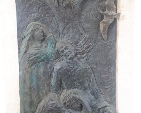 Il bassorilievo in bronzo raffigurante Don Cesare Boschin che alcuni abitanti di Borgo Montello donarono alla parrocchia. Il bassorilievo fu realizzato alla fine degli anni Novanta, tra il '97 e il '98, grazie a una raccolta fondi dei cittadini del Borgo. Il costo del bassorilievo fu di 10 milioni di lire