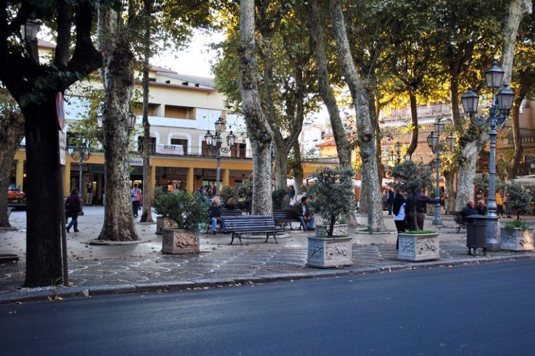 Piazza Spada, Fiuggi. Qui, secondo gli inquirenti, avveniva buona parte dello spaccio di crack, cocaina, erba ecc.