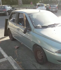 macchina abbandonata a Largo Pordenone