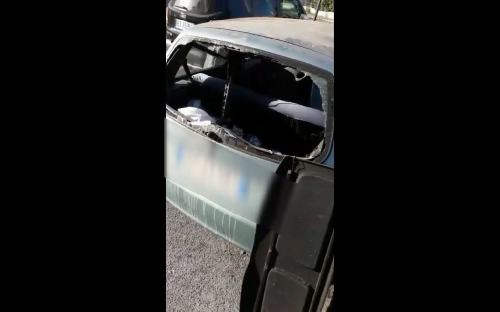 macchina vandalizzata e abbandonata vicino il parcheggio del Liceo Classico di Latina
