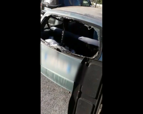 macchina vandalizzata e abbandonata vicino il parcheggio del Liceo Classico di Latina