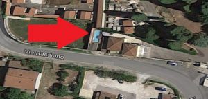 La piscina sul terreno comunale. Sicuramente fino a poco tempo fa si trovava nel perimetro della casa del custode