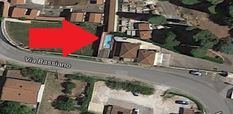 La piscina sul terreno comunale. Sicuramente fino a poco tempo fa si trovava nel perimetro della casa del custode