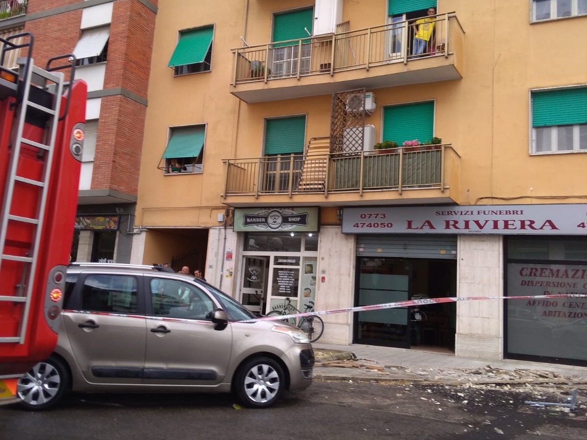 Maltempo a Latina, cade cornicione 2