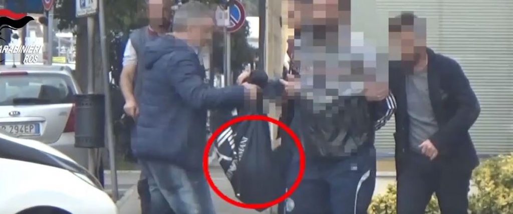 Una immagine dei Carabinieri del Ros che hanno realizzato l'operazione "Equilibri" nei confronti del clan Fragalà
