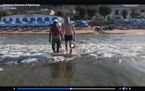 Cusani si tuffa nelle acque di Sperlonga