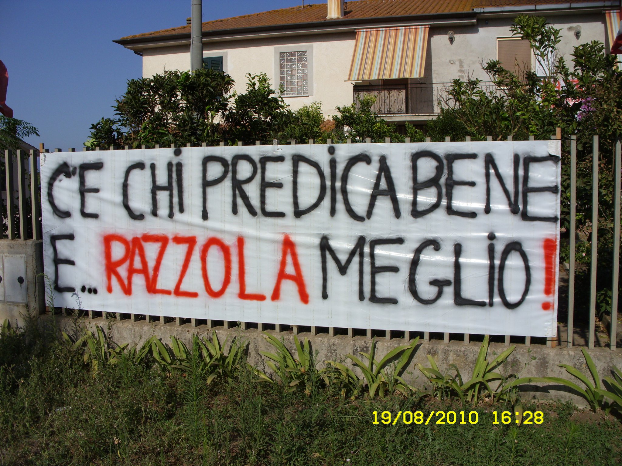 Striscione di fronte alla casa dei Piovesan in Via Monfalcone, di fronte alla discarica di Borgo Montello