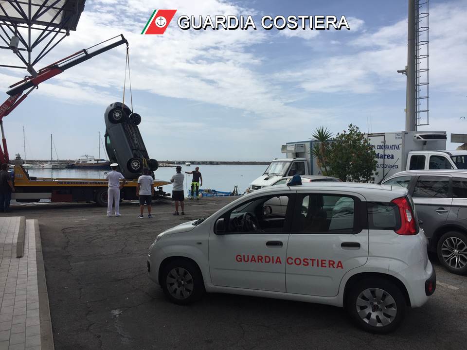 L'auto finita in mare al porto di Formia