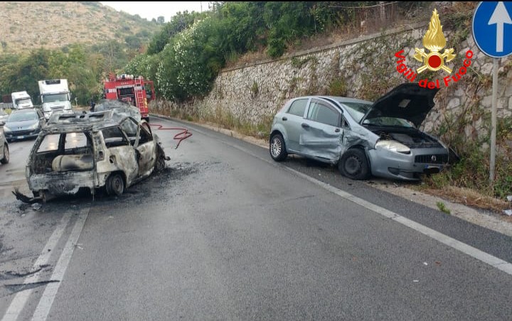 Le due auto incidentate ieri sulla Flacca, nel comune di Gaeta. L'arteria è stata chiusa durante l'intervento dei Vigili e del personale sanitario