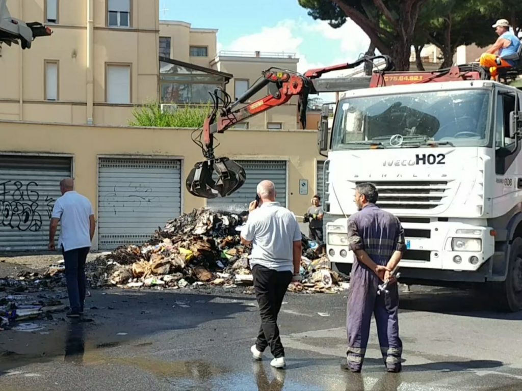 Le operazioni di raccolta dei rifiuti dopo che il mezzo di Abc è andato a fuoco