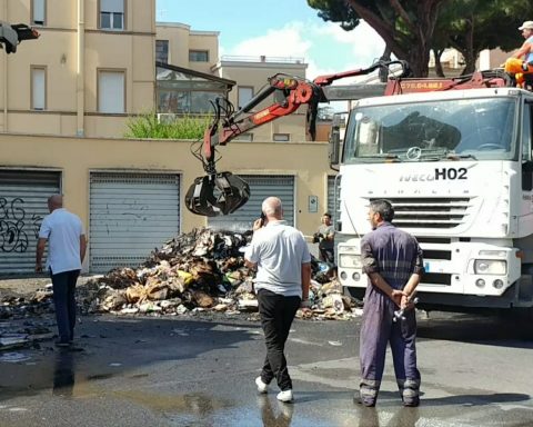 Le operazioni di raccolta dei rifiuti dopo che il mezzo di Abc è andato a fuoco