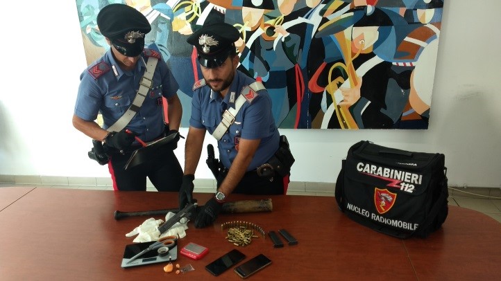 PISTOLA, UNA MAZZA DA BASEBALL E COCAINA. FERMATO AD APRILIA DOPO FUGA ROCAMBOLESCA