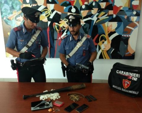 PISTOLA, UNA MAZZA DA BASEBALL E COCAINA. FERMATO AD APRILIA DOPO FUGA ROCAMBOLESCA
