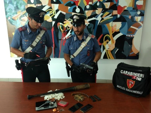 PISTOLA, UNA MAZZA DA BASEBALL E COCAINA. FERMATO AD APRILIA DOPO FUGA ROCAMBOLESCA