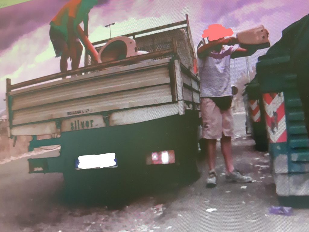 ripresi dalle fototrappole a smaltire rifiuti a latina
