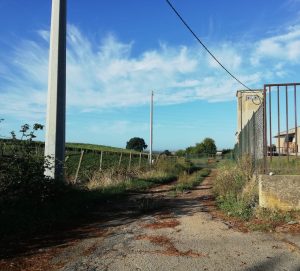 il cancello d'ingresso per le auto di quella che potrebbe diventare la discarica