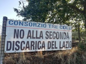 alcuni degli striscioni che sono sparsi in giro per il quartiere.