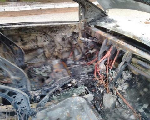 L'auto esplosa il 20 ottobre scorso appartenuta ad Annalisa Comandini del Comitato dei residenti di Bella Farnia