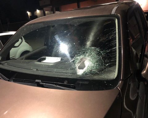 Parabrezza dell'auto colpita da una pietra lanciata dal cavalcavia di Via Guardapasso sopra la SR Pontina