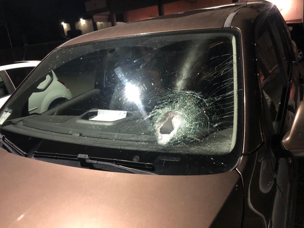 Parabrezza dell'auto colpita da una pietra lanciata dal cavalcavia di Via Guardapasso sopra la SR Pontina