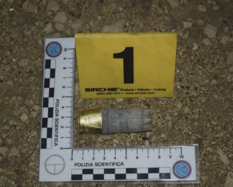 colpo di arma da fuoco esploso da Alessandro Gargiulo, imprenditore di Terracina, ai danni dei propri dipendenti per "spronarli" a lavorare più velocemente