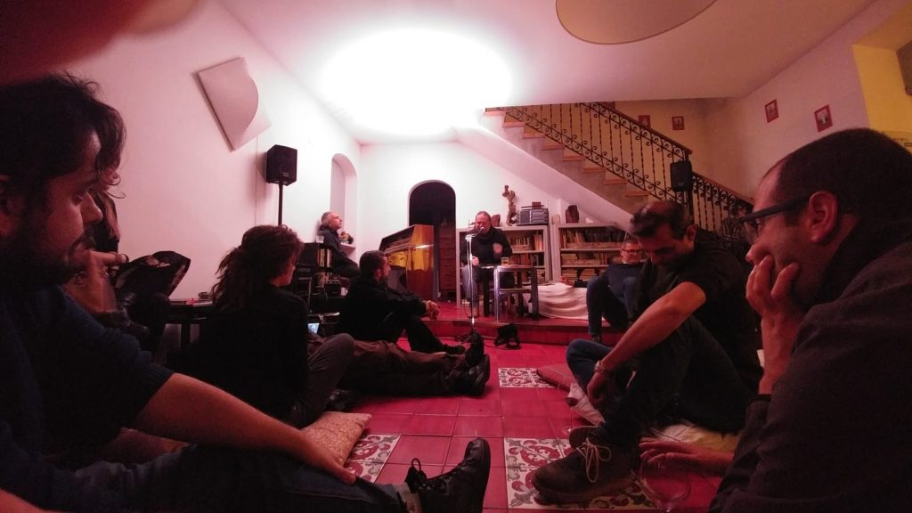 La serata di Vincenzo Costantino Cinaski di fronte al pubblico riunitosi a San Felice Circeo